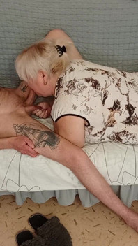 Ma belle-mère me suce la bite et avale du sperme