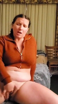 我穿着她的毛衣为我的64F女同性恋足球教练操了我自己，并给了她视频