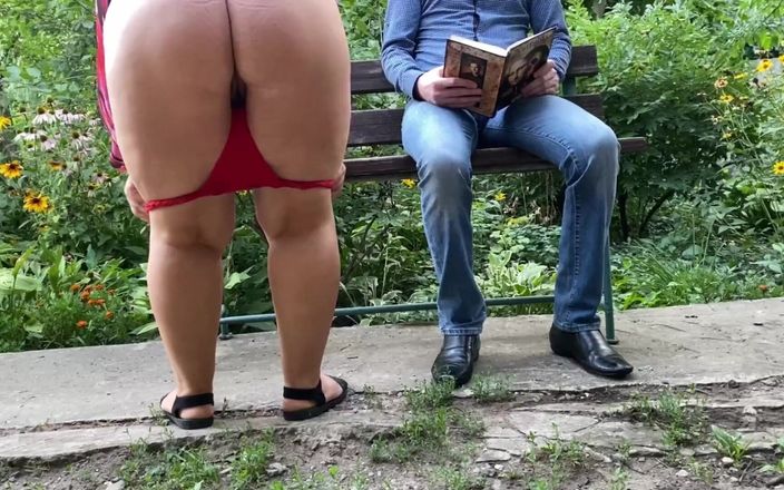 OurFetishLife: 私の隣で巨大なセクシーなお尻の小便を持つ義母