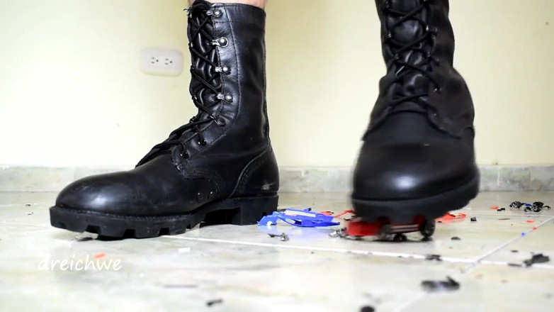 Dreichwe: Destroying some cars with my boots