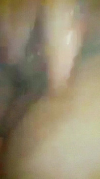 Sto stando nella luce bagnata a mezzanotte, mi sditalino nella figa e sborro un sacco