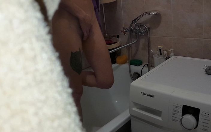 Lesbian-illusion: Jag spionerar på min yngre styvsyster i badrummet och runkar