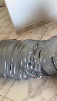 Tombul adam eve onu koli bandıyla takip ediyor çılgın kaltak (bölüm 1/2)
