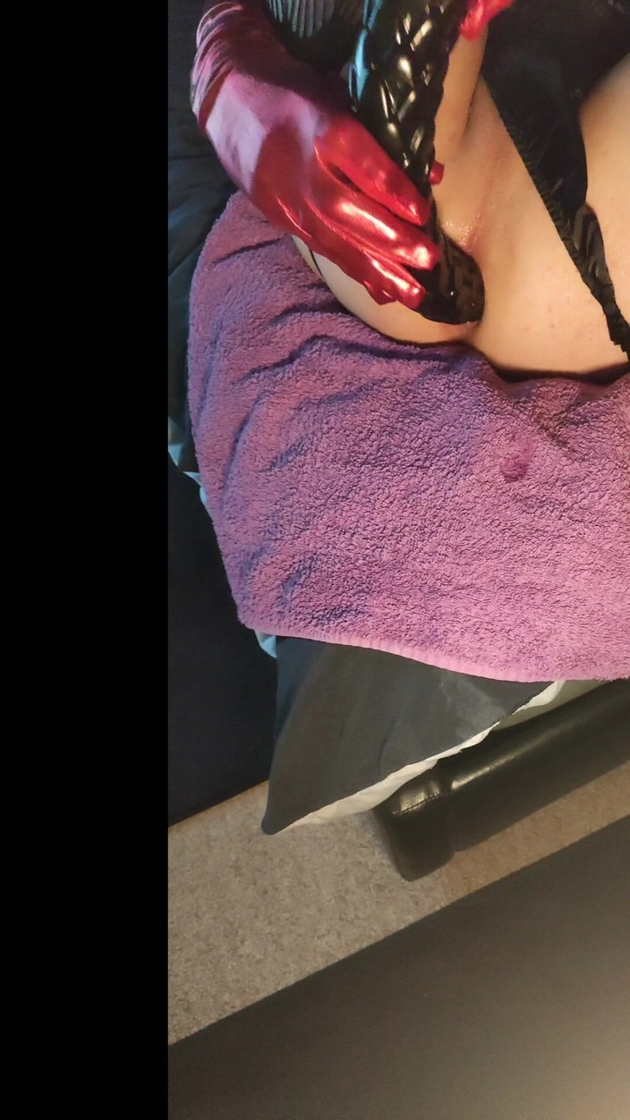 Sallyann: राक्षसी डिल्डो