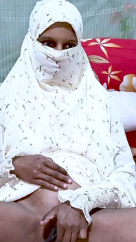Fată pakistaneză se cu degetul - videoclip purtând voal hijab.