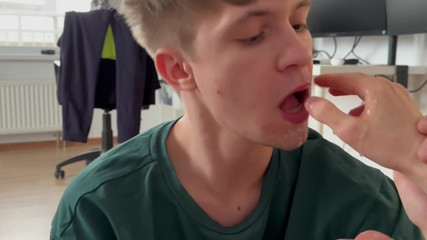 Ethan Lestray: Mengundang temanku dengan kontol besar dan menggoda cowok ini untuk...