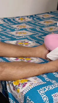 Quente indiana meia-irmã vem ao quarto do meio-irmão para discutir coisas.
