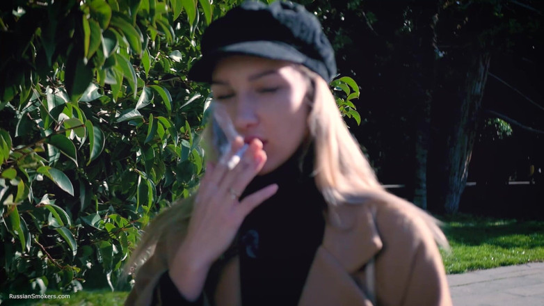 Russian Smokers: Курит На Улице С Русской Битой Девушкой 2