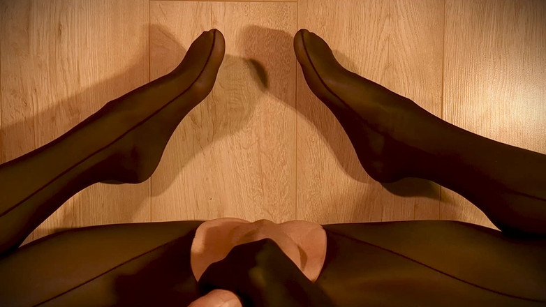 Julie Shine: 光沢のある黒いパンティストッキングに濃厚な精液がついている