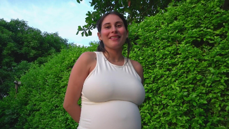 Jenifer Play: Provocare într-un parc: fata însărcinată este de acord să utilizeze un dop...