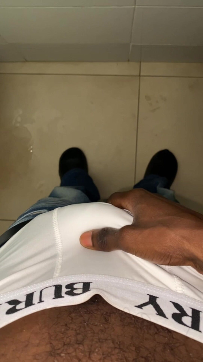 Slimniqqa: Thug memukul dagingnya di pejabat