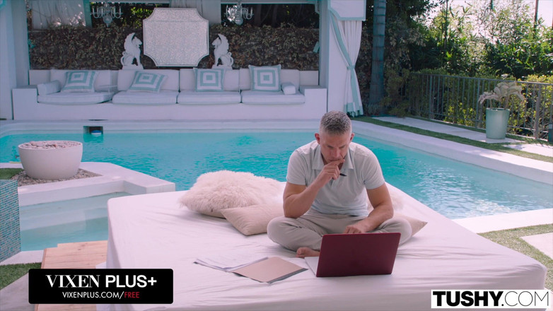 Tushy: 상사에게 따먹힐 수 있는 완벽한 장소를 찾은 Tushy