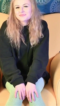 Ever wonder, was Dallas in porno brachte und was sie liebt, während sie sich nackt aus zieht