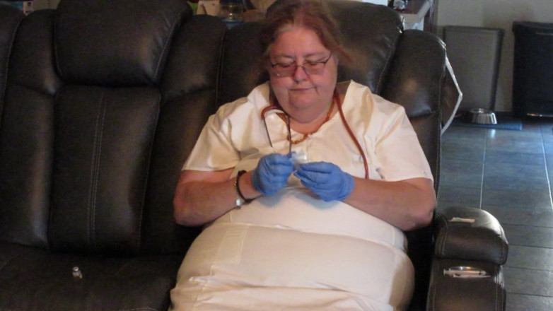 BBW nurse Vicki adventures with friends: La enfermera Vicki le da a Breanna su inyección en...