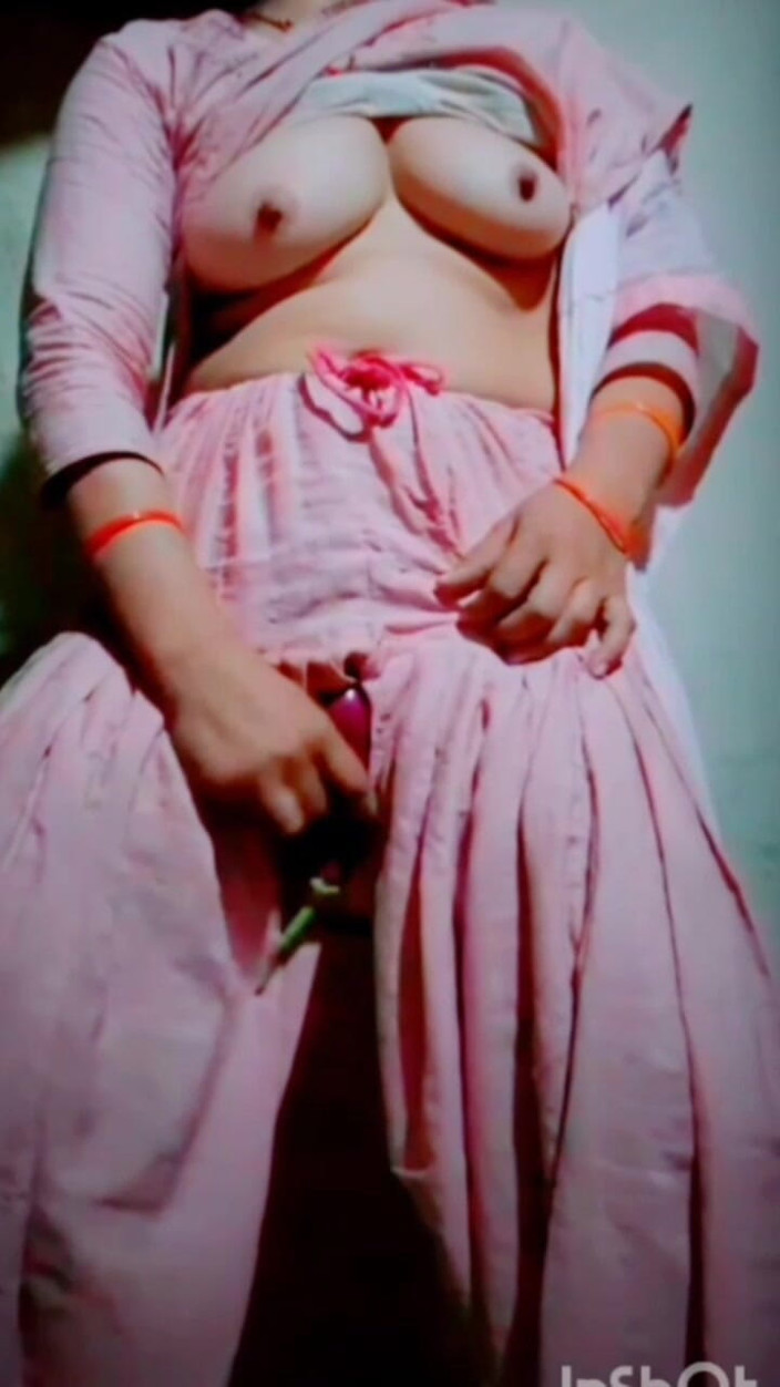 TricolorMusic3: Esta chica sexy punjabi ve a su mejor amiga besando...