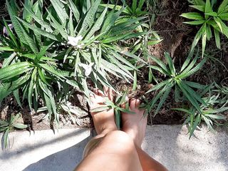 Fetish intimmedia: Milf with sexy strong feet outdoors