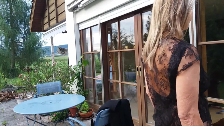 martinawest: 成熟女性穿着蕾丝连体衣走在户外！