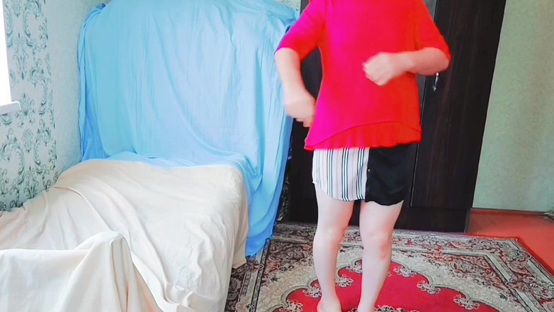 Kitty_Cross: Sissy zieht sich langsam im pastellfarbenen schlafzimmer an