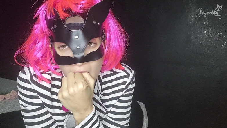 Big boob cat: Bonjour, je suis la chatte de tes rêves. Tu veux...