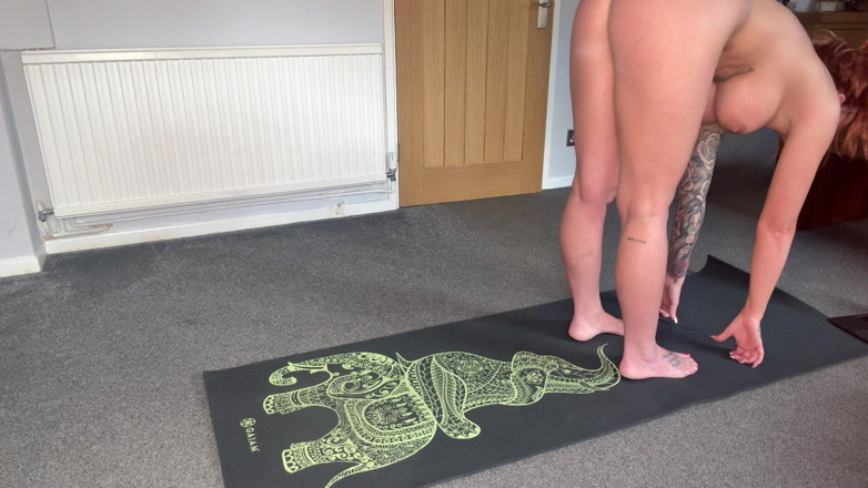 Mr Money Shot & Zoe Grey: Un eccitante yoga nudo con zoe grey