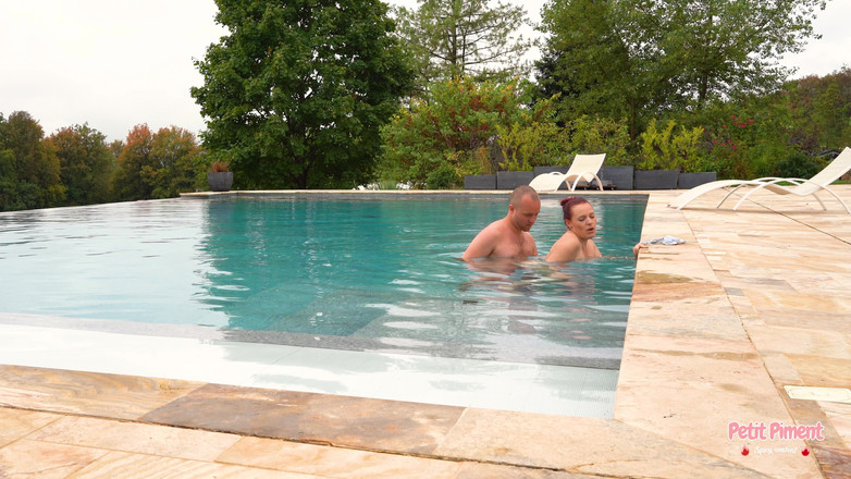 Petitpiment: Min älskling knullar mig i poolen i villan!