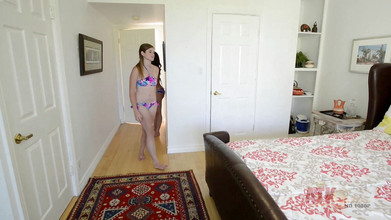 ATK Girls: Lesbian berseronok di katil