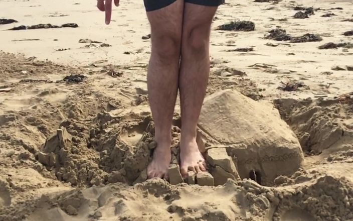 Manly foot: Manlyfoot - 大男脚在海滩上的沙堡上慢动作粉碎和踩踏