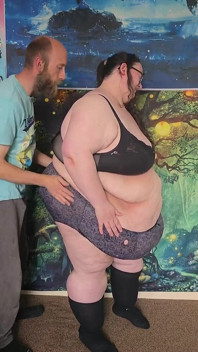 Une SSBBW se déshabille en sous-vêtements, partie 1