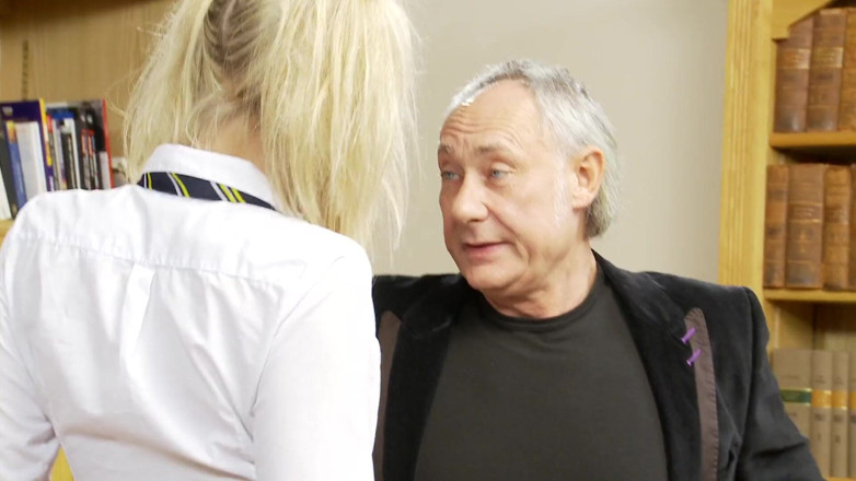 Back to School: Des étudiantes blondes ravissantes se font baiser vigoureusement pour faire amender