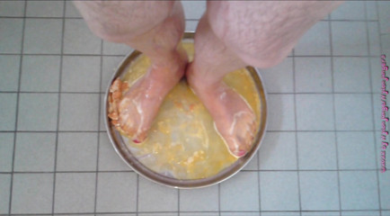 Carmen_Nylonjunge: Crush the raw eggs and piss ** nylon foot crushing **