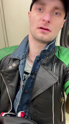 KinkySirius: 同性恋光头党 Kinkysirius 在公共厕所洗金色淋浴