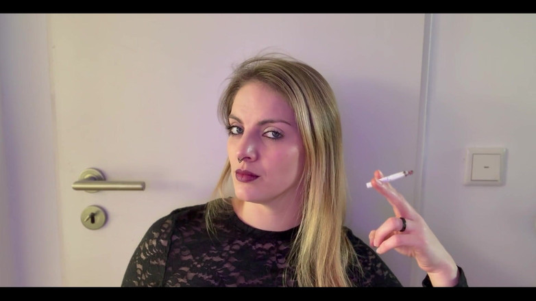 Naughty Natascha: Palenie z bliska w czarnej koronce