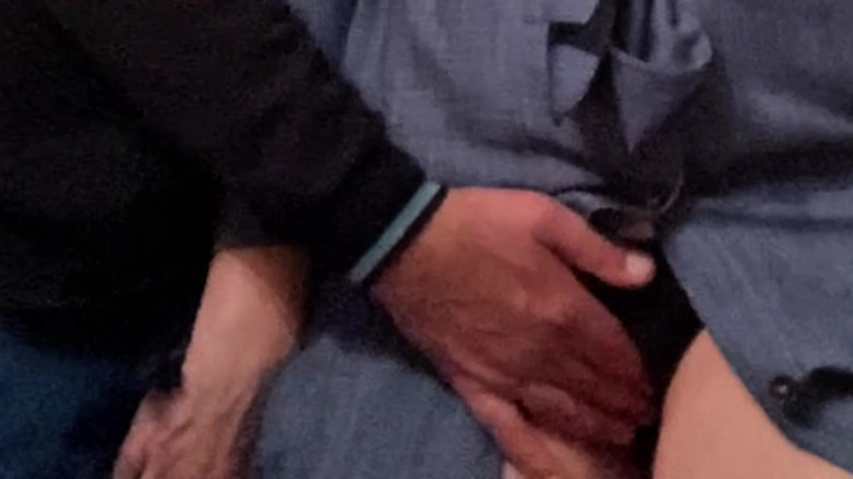 Niki studio: Yabancı metroda işe gitmeden önce azgın orta yaşlı seksi kadını parmaklıyor