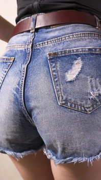 Ragazza amatoriale prende in giro il suo culo stretto in pantaloncini di jeans