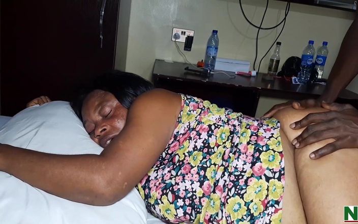NollyPorn: Une MILF africaine a réveillé une grosse bite noire nigériane...