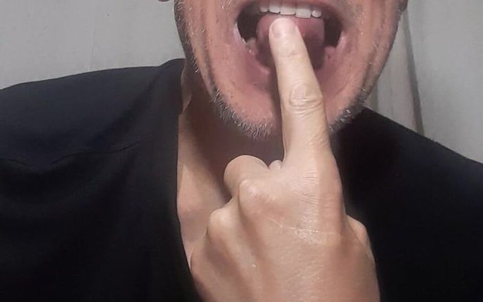 Big uncut hard cock: Ciuman penuh cinta romantis yang hangat dengan mulut dan lidahku...