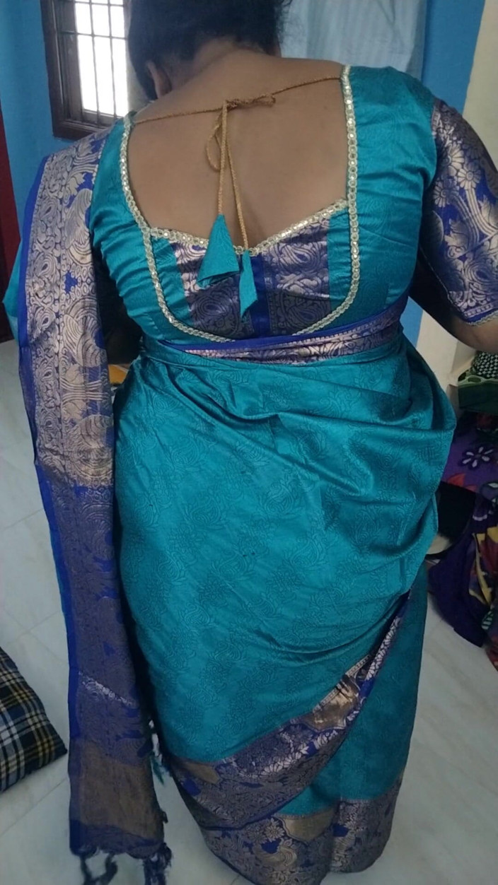 Tamil lesbian: Горячая сари носит