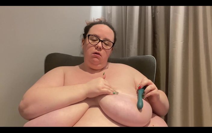 Ivy gold: 젖탱이를 가지고 노는 중