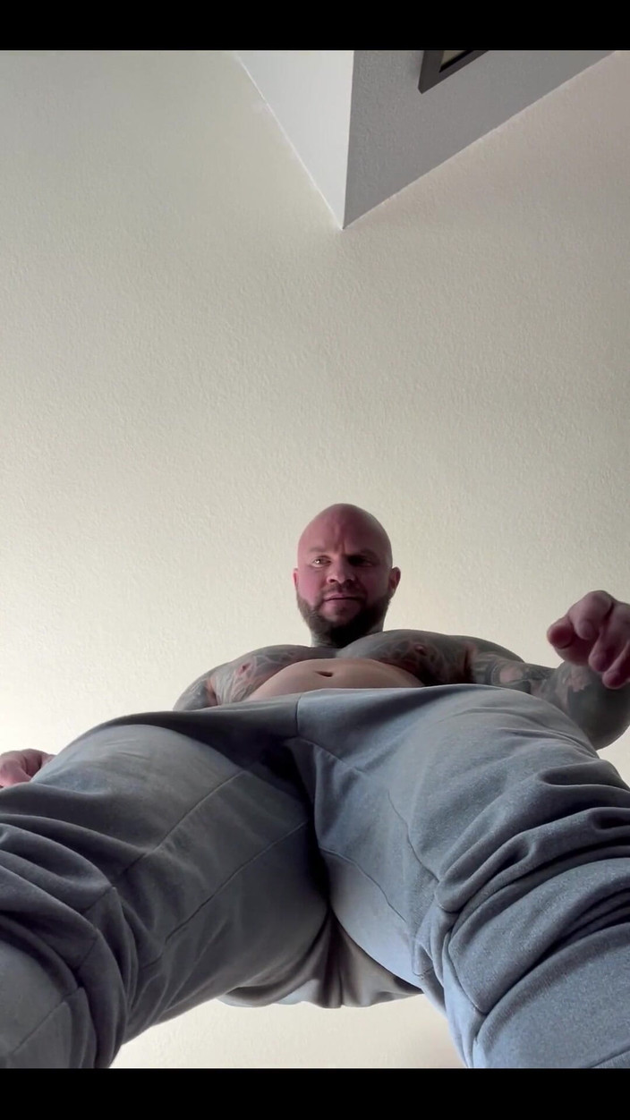 Jasons feet: Riese Jason stampft auf Tiny City