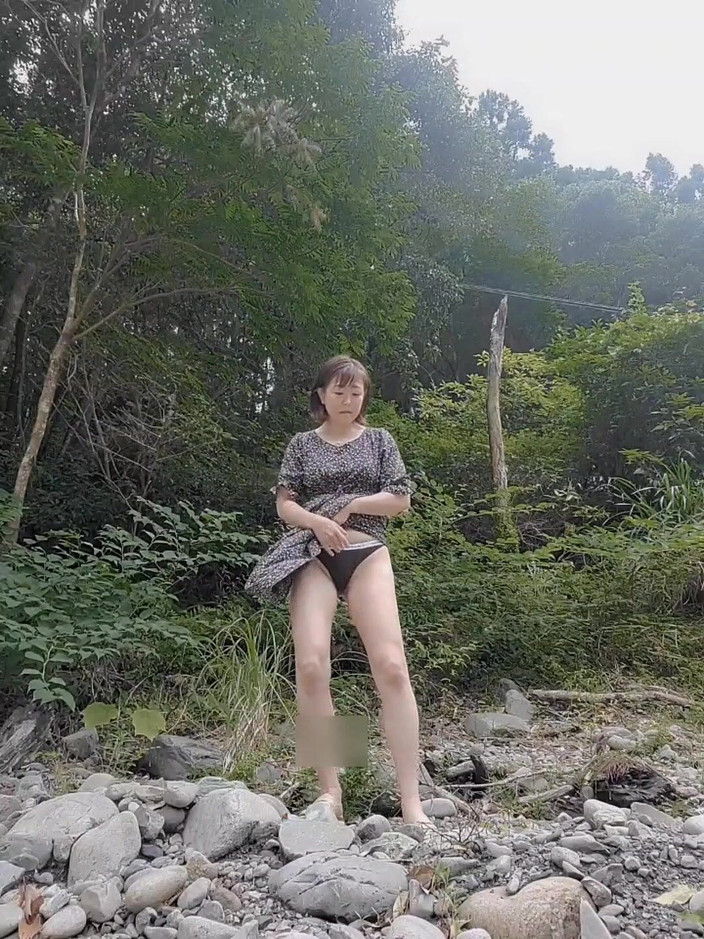 Mayumi Kanzaki: 屋外露出と屋外おしっこ