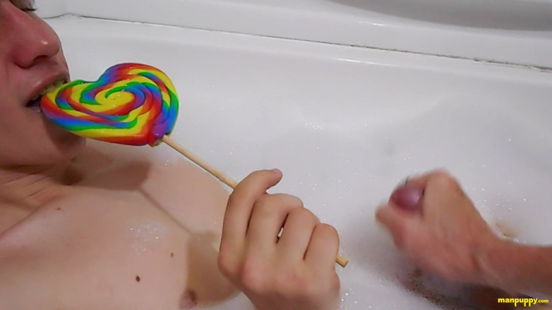 Man Puppy: Juego de paja con la vejez en la bañera