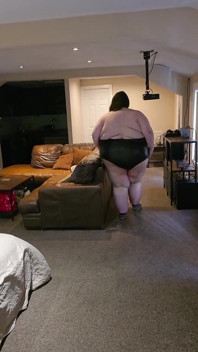 Cur sexy ssbbw și burtă de mers pe jos în costum de piele partea 2
