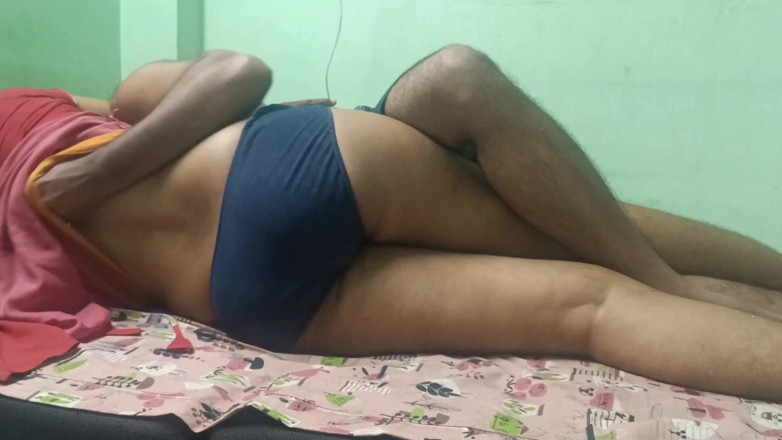 Pushpa studio: Une prof partage son lit avec son mari