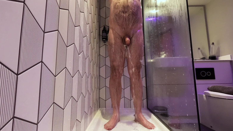 Alex Bear: Büyük kıllı bir ayı için sabah yıkama