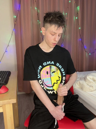 Morflot24: Быстрая дрочка в общежитии заставляет член сквиртовать повсюду на 23 см