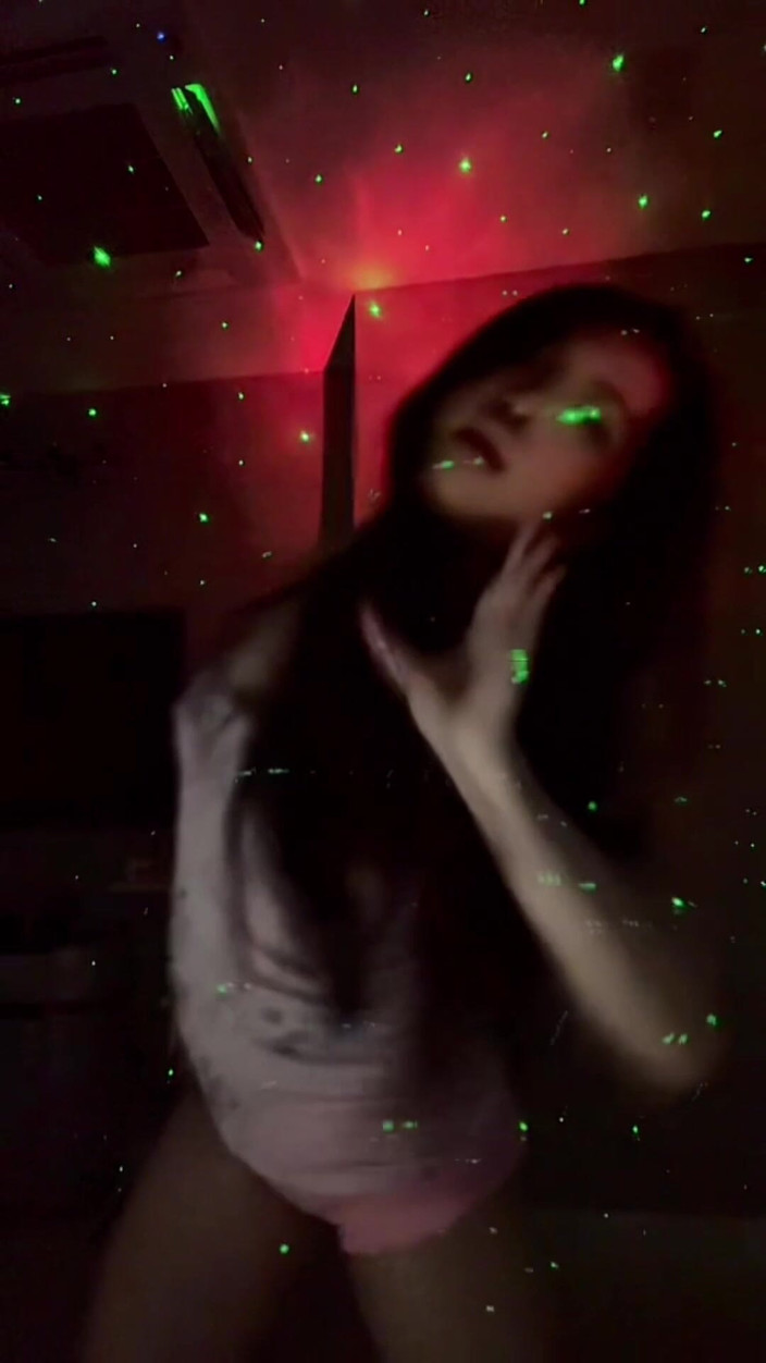 Qi Queen: Attraktive Dinge, die hinter sexy Tanzvideos verborgen sind