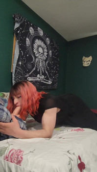 Ashley s’amuse en pratiquant une gorge profonde sur son gode