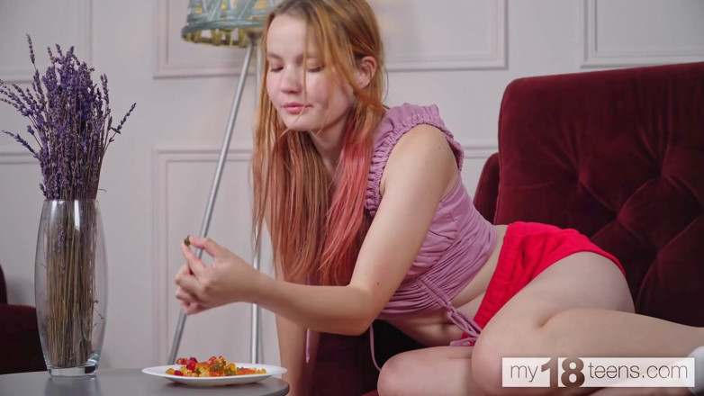 My 18 Teens: Awek kecil molek kulit putih menjolok pepek bercukur merah jambunya
