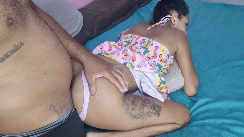 LeoOgro: Tatăl vitreg este acolo să o ajute pe fiica vitregă...