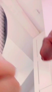 Twink am gloryhole - er will mehr als nur einen blowjob